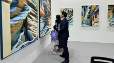 郭晶晶一拖三坐高铁到深圳看展览，一个安排震惊网民：看到照片吓一跳！