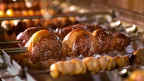 美国举行世界烧烤烹饪锦标赛：烧烤大师争夺“最佳猪肉”桂冠