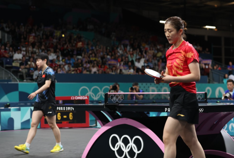 巴黎奥运乒乓球女单决赛,陈梦(红衫)击败孙颖莎。新华社 巴黎奥运乒乓球女单决赛,陈梦(红衫)击败孙颖莎。新华社