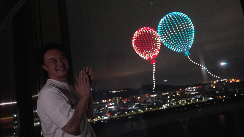 晚饭后有人通知他于酒店窗外等看表演 晚饭后有人通知他于酒店窗外等看表演