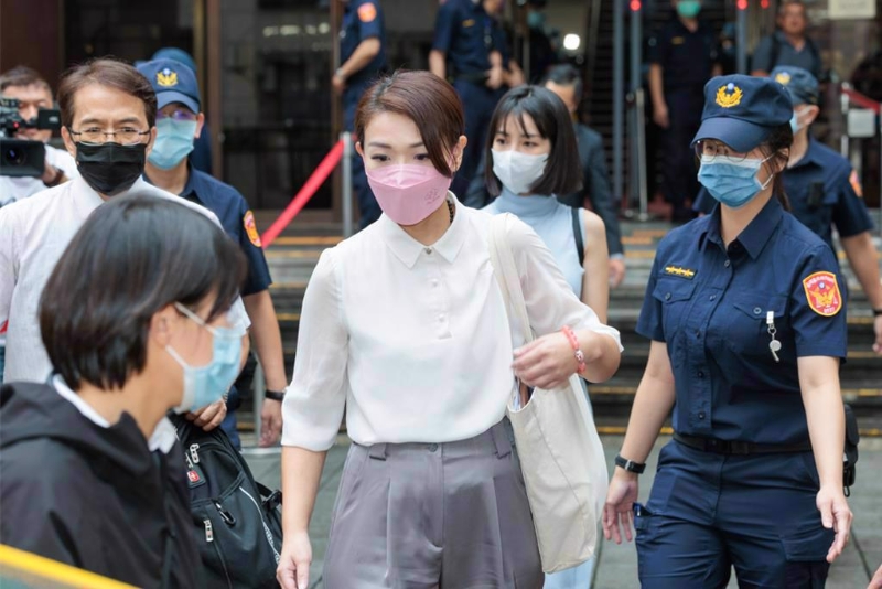 遭停职的新竹市长高虹安(前中)。( 遭停职的新竹市长高虹安(前中)。(