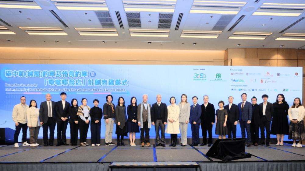 有约200间食肆透过参与环保署厨余回收计划或捐赠剩余可食用的食物给食物回收银行或慈善机构升级至今年新增的“钻石级”。 有约200间食肆透过参与环保署厨余回收计划或捐赠剩余可食用的食物给食物回收银行或慈善机构升级至今年新增的“钻石级”。