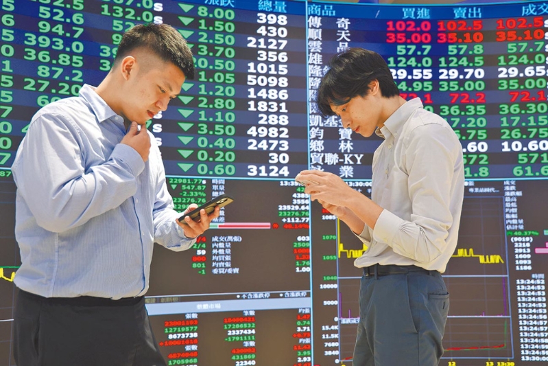 台积电与台股回档下杀,后市受到高度关注。 台积电与台股回档下杀,后市受到高度关注。