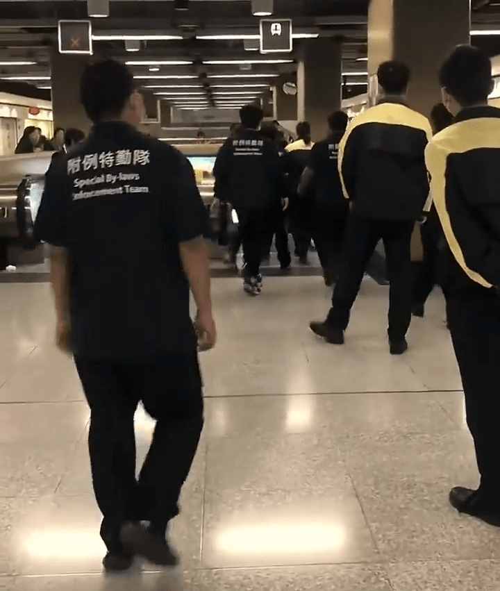 多名职员即时尾随阻止 多名职员即时尾随阻止