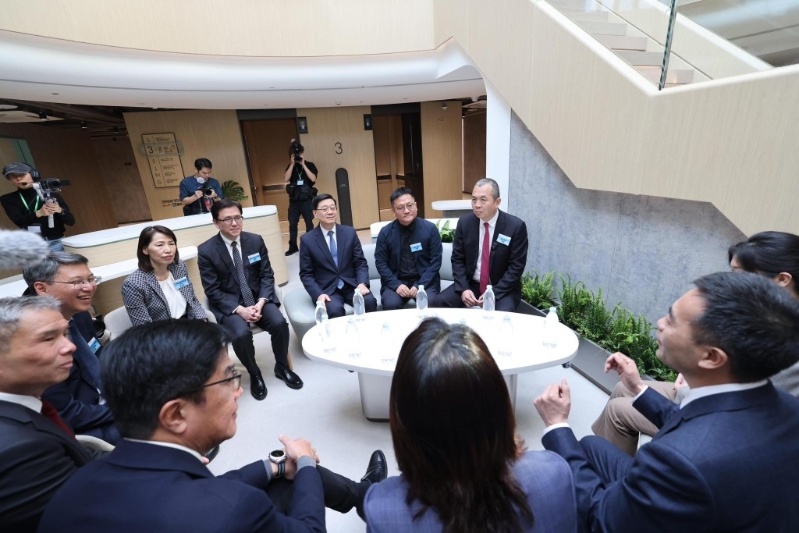 李家超与5间有意落户园区的顶尖科技企业代表进行交流。