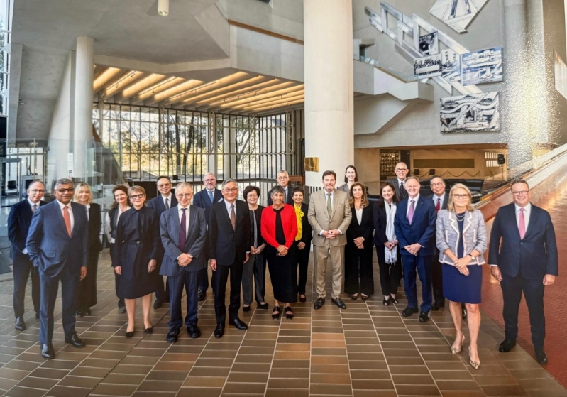 张举能（前排左四）与其他与会的司法管辖区代表合照。 政府新闻处