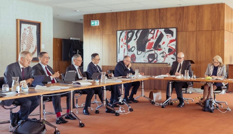 终审法院常任法官李义（左二）以《司法公开、独立裁决与生成式人工智能的司法应用》为题作演讲。 政府新闻处