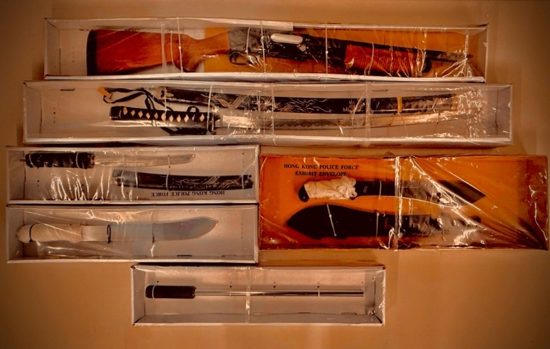警方检获一支仿制枪械及多把开山刀和日本刀。 警方图片 警方检获一支仿制枪械及多把开山刀和日本刀。 警方图片