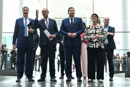 领导基民盟的总理候选人默茨(左二)与各党就联合政府达成协议。路透社 领导基民盟的总理候选人默茨(左二)与各党就联合政府达成协议。路透社