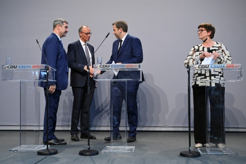 领导基民盟的总理候选人默茨(左二)与各党就联合政府达成协议。路透社 领导基民盟的总理候选人默茨(左二)与各党就联合政府达成协议。路透社