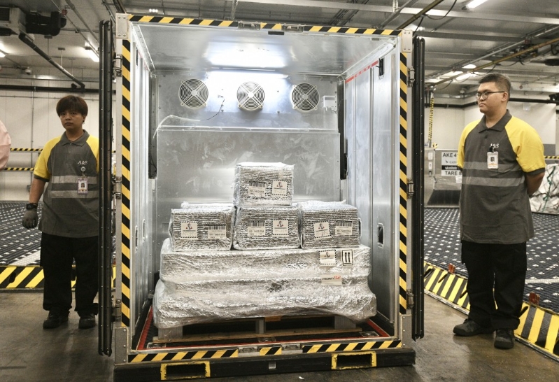 访问团在上午11时到达位于赤鱲角的国泰航空货运站。