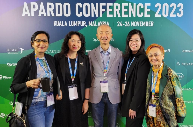 曾建平（中）前年代表本港出席亚太罕见疾病组织联盟会议。 受访者提供