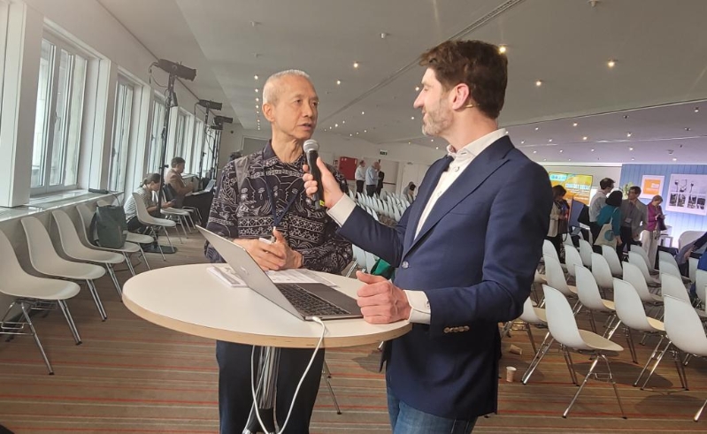 曾建平出席国际会议时接受外国传媒访问。 受访者提供