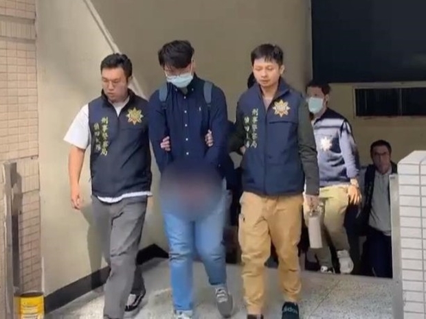 台湾警方去年7月拘捕韩国广告商台湾分公司姓石业务员(前排中),指他涉嫌为骗徒在网上平台发放的虚假投资广告。 台湾警方去年7月拘捕韩国广告商台湾分公司姓石业务员(前排中),指他涉嫌为骗徒在网上平台发放的虚假投资广告。