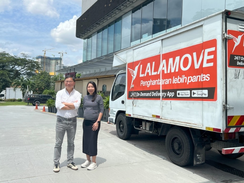 Lalamove首席运营官卢家培(左)说马来西亚业务在开业两三年已收支平衡,旁为Lalamove马来西亚董事总经理郑欣盈。.jpeg Lalamove首席运营官卢家培(左)说马来西亚业务在开业两三年已收支平衡,旁为Lalamove马来西亚董事总经理郑欣盈。.jpeg