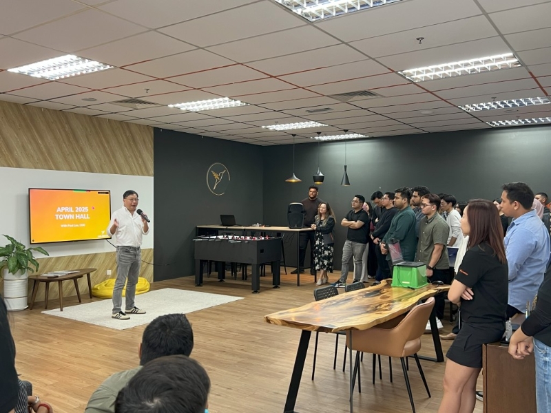 卢家培每月会飞到一个海外市场视察,并召开员工大会,听取当地员工汇报。.jpeg 卢家培每月会飞到一个海外市场视察,并召开员工大会,听取当地员工汇报。.jpeg