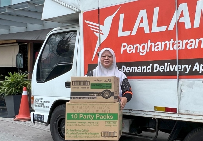 Lalamove在马来西亚的司机伙伴Ain Shafinarz表示,选择加盟Lalamove是因为工作时间较弹性,客源稳定。.jpg Lalamove在马来西亚的司机伙伴Ain Shafinarz表示,选择加盟Lalamove是因为工作时间较弹性,客源稳定。.jpg