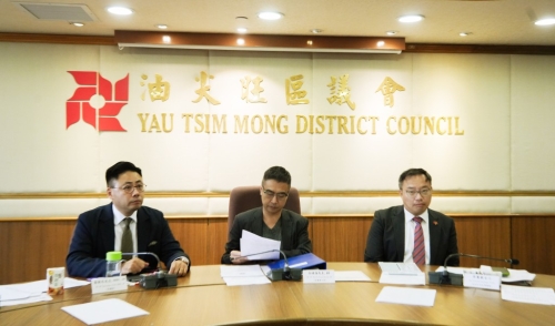 有消息人士估计，余健强（中）将署任深水埗民政专员逾一个月。 资料图片