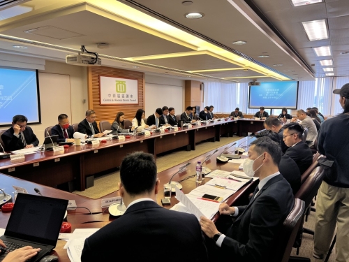 每区民政专员会担任该区民政事务处主管、区议会主席、关爱队小队总指挥，以及地区管理委员会主席。 资料图片