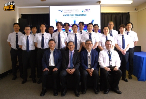 首届接受海外飞行训练的学员共有16人。 早前学院为符合资格的学员于美国举行海外飞行训练结业礼。 前左二为学院校长李天柱。