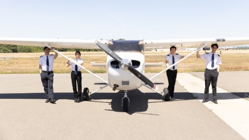 香港国际航空学院开办“见习机师培训课程”，学员需接受约14个月专业培训，通过考核后可获得民航处颁发香港商用（飞机）飞行员执照。