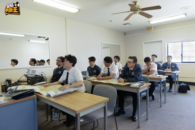 “见习机师培训课程”学费约为85万港元。 学员需前往美国飞行学校接受约8个月飞行训练。