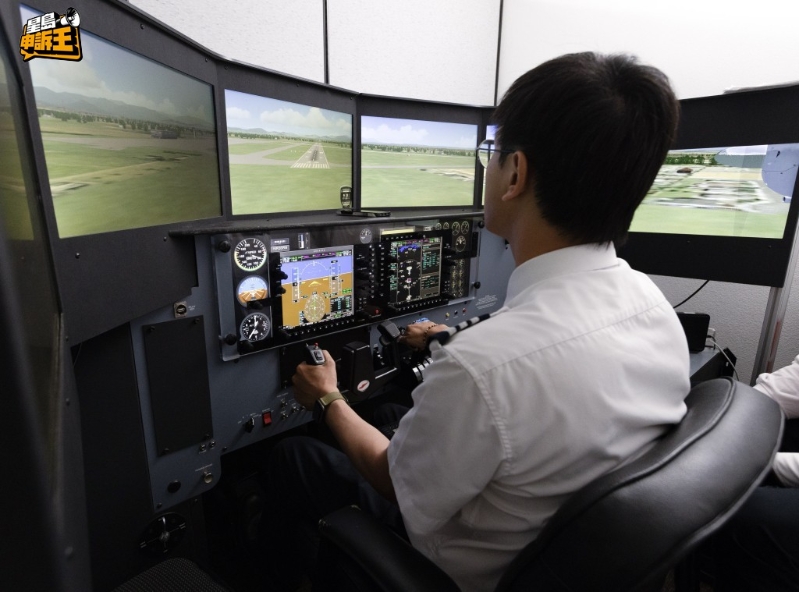 学员在模拟飞行器进行练习。
