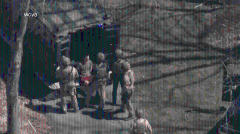 泄密者遭FBI拘捕。