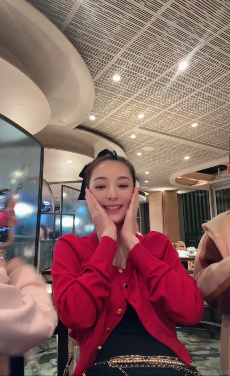 网民指方媛肚凸凸。