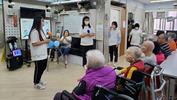 IVE社区服务策划及领航高级文凭学生郑兆容（Summer）（白衫、中）与指团队由设计活动，到採购物资和带动现场气氛，每个细节皆精心策划。(VTC提供)