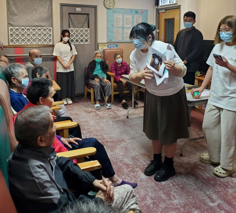 IVE幼儿、长者及社会服务学科高级文凭学生参与市建局开展的“学建关爱”义务工作计划，组织四场安老院舍探访活动，为院友设计不同游戏和集体活动。(VTC提供)