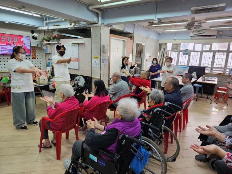 IVE幼儿、长者及社会服务学科高级文凭学生参与市建局开展的“学建关爱”义务工作计划，组织四场安老院舍探访活动，为院友设计不同游戏和集体活动。