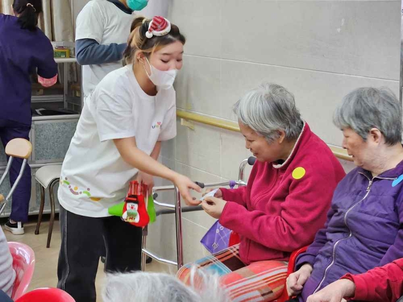 IVE综合社会及健康服务高级文凭学生林嘉丽（Kelly）（左一）担任带领游戏的主持人。 （VTC提供）