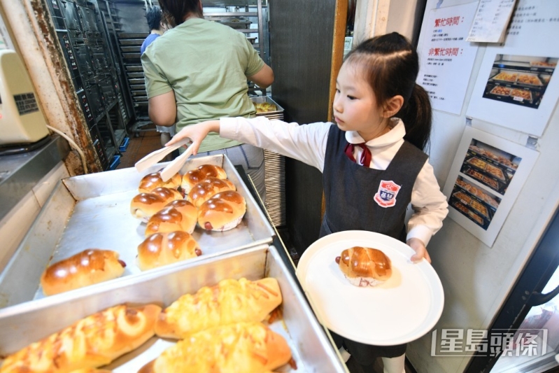 他认为即场新鲜现焗与工场预制面包最大分别在于口感。