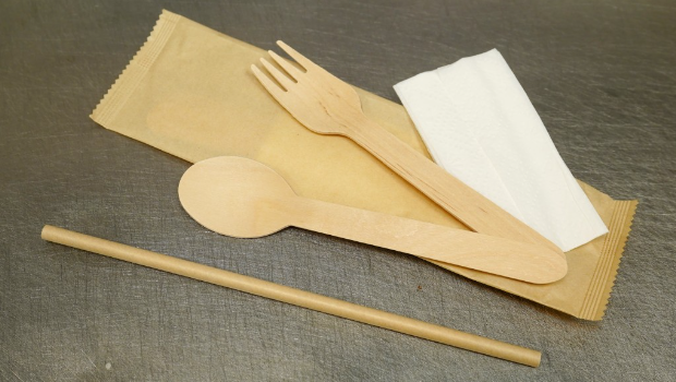 谢展寰指会在今年中开始与业界合作，试验不同的替代品，以取代胶杯、胶饭盒