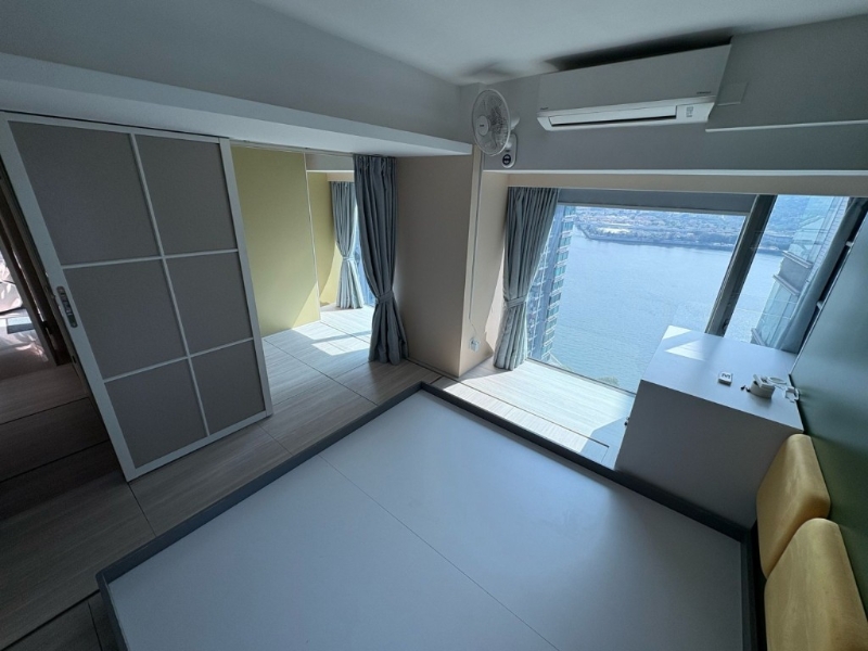 主人房以地台设计，腾出充足收纳空间。