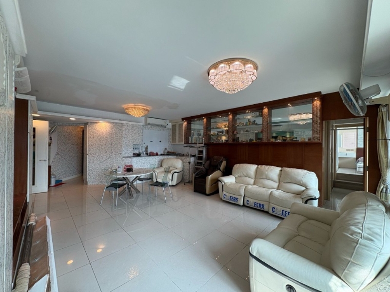 大厅地方宽敞，客厅摆放了两组白色皮沙发，墙身设有一排展示柜。