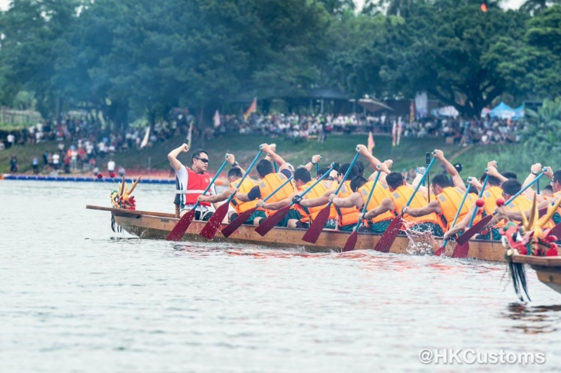 陈子达坐镇龙舟之首，与海关健儿一同在传统大型龙舟挥桨。 海关FB