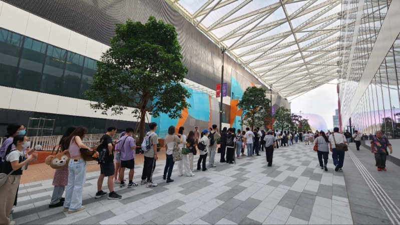 有歌迷大排长龙，以选购心仪纪念品。 黄文威摄