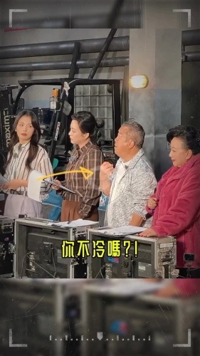 曾志伟只穿上白色T恤，外搭一件薄恤衫，而薛家燕则穿上毛毛大衣，二人同框形成强烈对比。