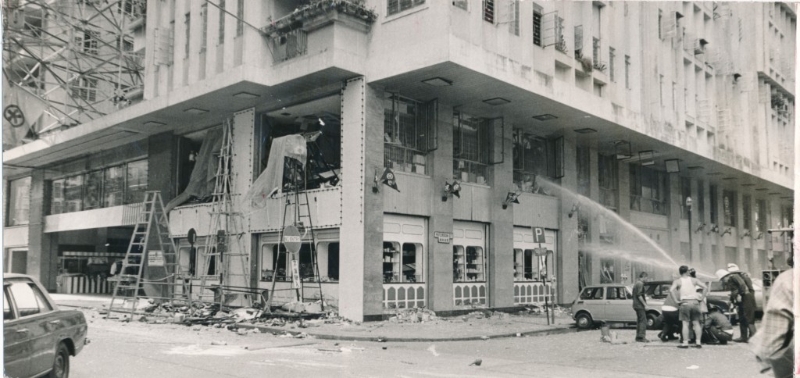 爆炸导致百货公司的櫉窗玻璃飞脱。 资料图片.jpg