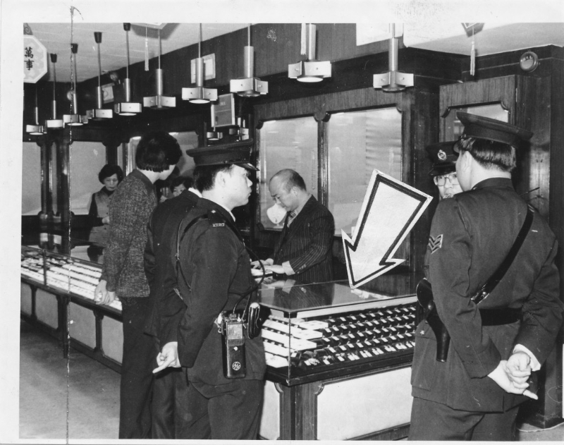 1979年大丸百货公司被匪徒乔装顾客，掠走饰柜内的一批约值10万元名贵物品。 资料图片.jpg