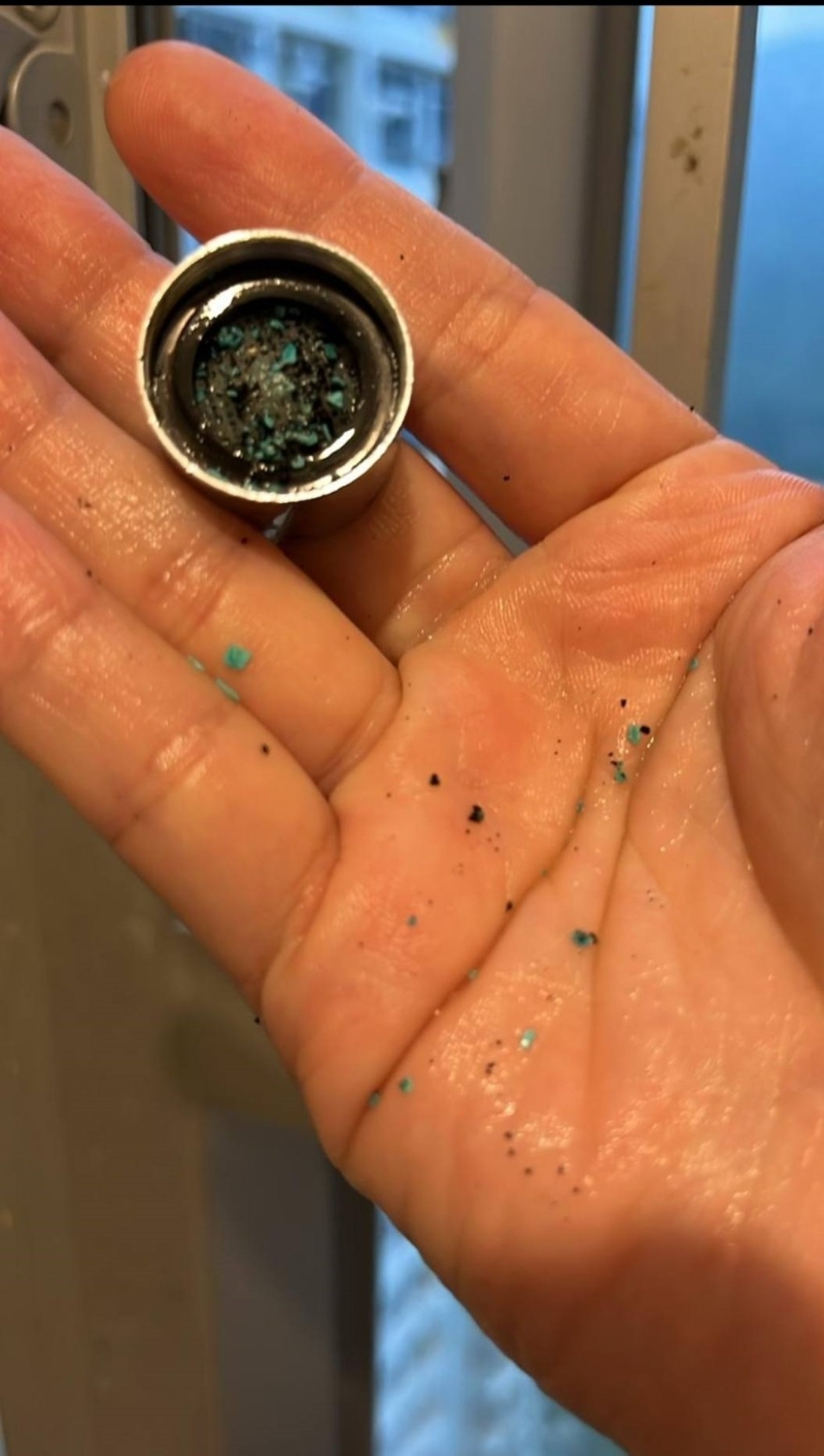 有居民称滤嘴滤芯满布黑色物。 网上图片