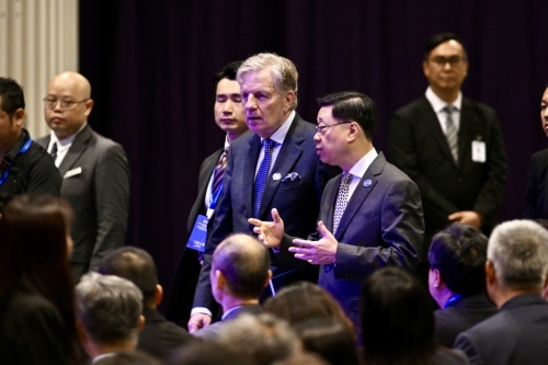 行政长官李家超(右)出席论坛。 刘骏轩摄 行政长官李家超(右)出席论坛。 刘骏轩摄