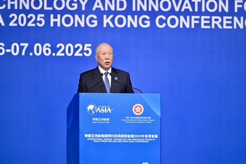 第十四届全国政协副主席、大会主席何厚铧。 刘骏轩摄 第十四届全国政协副主席、大会主席何厚铧。 刘骏轩摄