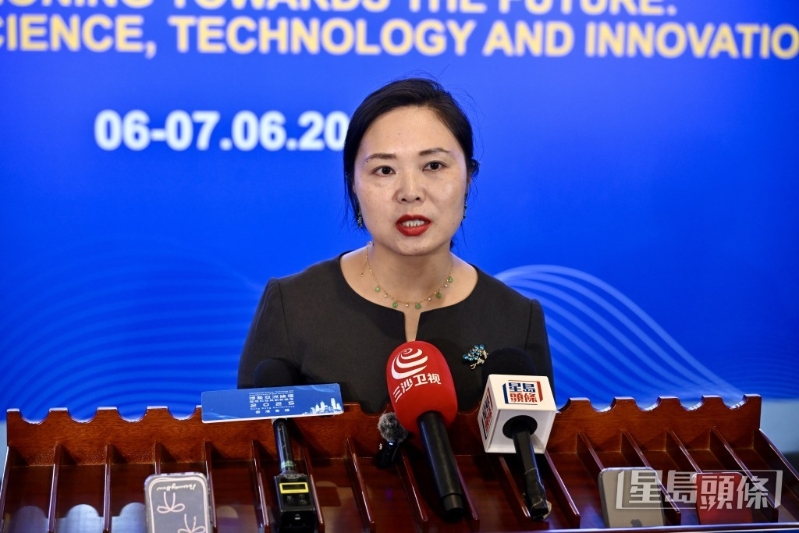 蛟龙号首位大洋深潜女科学家唐立梅认为香港非常先进和发达，今次会议能促进大家在科技和创新方面的交流。