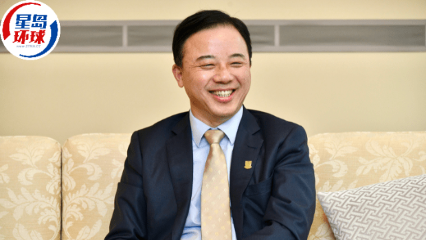 兼任物理学系讲座教授的校长张翔。 兼任物理学系讲座教授的校长张翔。