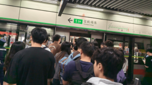 深圳地铁1号线早上繁忙时段出故障，临时停车十多次多站滞留大量乘客