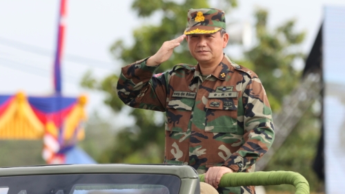 柬埔寨总理洪马内7月14日在北部磅清扬省（Kampong Chhnang）军方大楼启用典礼校阅部队。柬埔寨新闻社