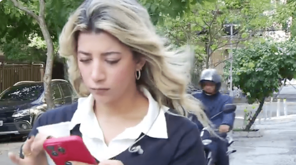 网上影片显示,克拉拉当时正在检查手机,准备出镜。.png 网上影片显示,克拉拉当时正在检查手机,准备出镜。.png